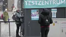 Orang-orang melakukan tes covid-19 di pusat kota Essen, Jerman, Rabu (12/1/2022). Jerman melaporkan lebih dari 80.000 kasus virus corona dalam sehari yang merupakan tertinggi sejak pandemi pada Rabu. (AP Photo/Martin Meissner)