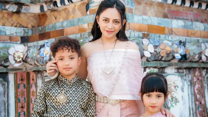 Gaya Anggun Rachel Vennya Pakai Chut Thai, Kompak Bareng Xabiru dan Chava di Wat Arun Thailand