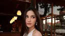 Rambut panjang lurus yang dibiarkan tergerai memperkuat aura feminin yang dipancarkannya. Dipadukan dengan makeup bernuansa natural flawless, penampilan Mahalini terlihat sederhana namun tetap memikat. Aksesori emas yang dikenakannya juga menjadi pelengkap sempurna untuk memberikan sentuhan mewah tanpa mengurangi kesan effortless. [@mahaliniraharja].