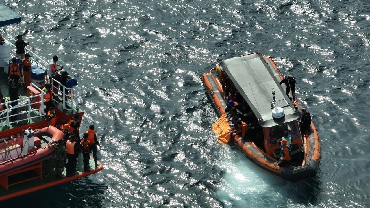 FOTO: Tim SAR Temukan Jenazah WNA Spanyol Korban Kecelakaan Laut di Labuan Bajo