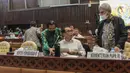 Menteri Perhubungan Budi Karya Sumadi (tengah) berbincang sebelum Rapat Kerja/Rapat Dengar Pendapat bersama Menteri PUPR, Kepala BMKG, serta kepala Bdan Nasional Pencarian dan Pertolongan (BASARNAS) dengan Komisi V DPR RI di Kompleks Parlemen, Senayan, Jakarta, Rabu (15/2/23). Rapat membahas evaluasi terhadap pelaksanaan Angkutan Libur Natal 2022 dan Tahun Baru 2023. (Liputan6.com/Faizal Fanani)