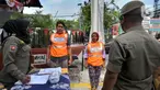 Warga pelanggar PSBB dihukum menyanyikan lagu Indonesia Raya saat razia di Jalan Raya Cinere, Depok, Jawa Barat, Senin (24/8/2020). Razia ditujukan bagi warga yang tidak mengenakan masker untuk menekan penyebaran COVID-19. (merdeka.com/Arie Basuki)