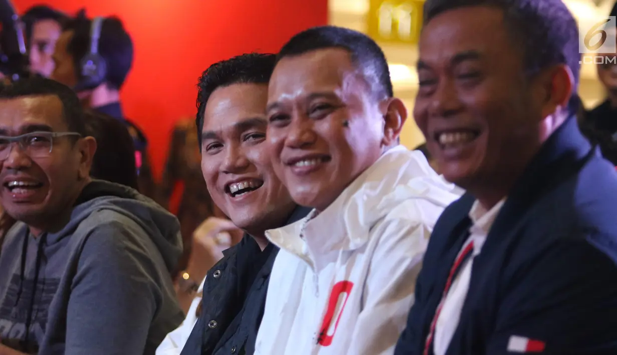 Ketua Tim Kampanye Nasional (TKN), Erick Thohir pada peluncuran suvenir pasangan Calon Presiden dan Wakil Presiden, Jokowi-Ma’ruf Amin di Jakarta Pusat, Jumat (25/1). Suvenir Paslon 01 yang dijual mulai dari pakaian hingga helm (Liputan6.com/Angga Yuniar)