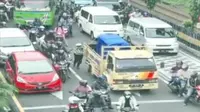 Aksi polisi mendorong truk mogok di Surabaya banjir simpati warganet. (Dok. Humas Polda Jatim/Liputan6.com)