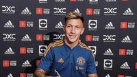 Lisandro Martinez resmi menjadi pemain Manchester United, usai menandatangani kontrak, Rabu (27/7/2022). (Manutd.com)