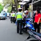 Polantas memberhentikan sejumlah kendaraan ketika Operasi Patuh Jaya di sepanjang Jalan Raya Bogor, Jakarta, Selasa(2/6/2015). Operasi tersebut untuk meningkatkan ketertiban berlalu lintas, yang dilaksanakan pada 29 Mei-9 Juni. (Liputan6.com/Yoppy Renato)