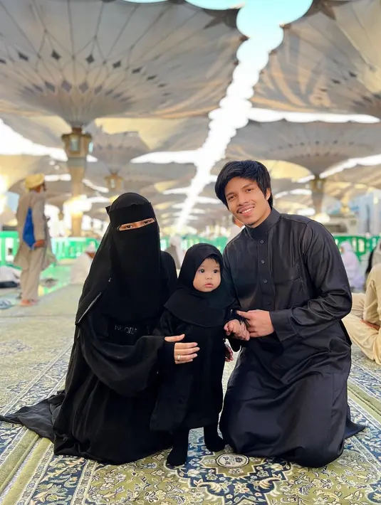 Kenakan abaya panjang selama di Tanah Suci, penampilan Aurel Hermansyah ramai dipuji warganet.  [Foto: IG/aurelie.hermansyah].