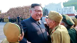 Kim Jong-un saat bertemu veteran perang pada acara Konferensi Veteran Perang Nasional ke-5 di Pyongyang (27/7). KCNA kembali merilis aktivitas Kim Jong-un saat acara menghormati para veteran yang sudah berjuang di medan perang. (KCNA Via KNS/AFP)