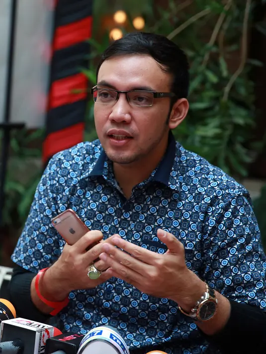 "Kerjaan tetap ada, syuting juga masih, ya seperti biasalah, mencari rejeki buat keluarga," jelas Sandy Tumiwa menceritakan kegiatannya sekarang. (Deki Prayoga/Bintang.com)