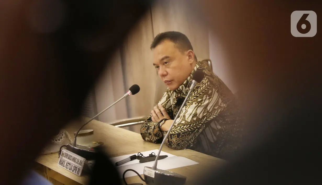 Wakil Ketua DPR Sufmi Dasco Ahmad menerima perwakilan buruh Konfederasi Serikat Pekerja Seluruh Indonesia (KSPSI) di Senayan, Jakarta, Rabu (23/3/2022). Buruh memberikan tuntutan, salah satunya menolak Revisi UU 12/2011 tentang pembentukan Peraturan Perundang-undangan. (Liputan6.com/Angga Yuniar)