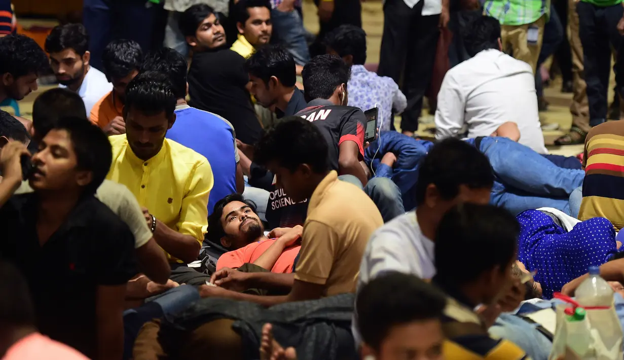 Orang-orang Bangladesh menunggu dalam antrean untuk mendapatkan tiket  mudik lebaran di Stasiun Kereta Kamalapur, Dhaka, Kamis (23/5/2019). Sama halnya dengan Indonesia, mudik menjelang Lebaran merupakan salah satu tradisi terbesar tahunan di Bangladesh. (MUNIR UZ ZAMAN/AFP)