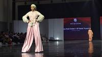 Salah satu finalis Miss Grand International 2022 yang tampil di Jakarta Modest Fashion Wear (JMFW) 2023. (dok. Liputan6.com/Pramita Tristiawati