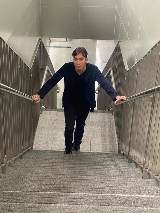 Rendy sendiri sudah menikah dengan Lady Nayoan pada tahun 2014. Kehidupan pernikahan mereka mulanya terlihat sangat harmonis dan jauh dari gosip miring. [instagram/rendykjaernett]