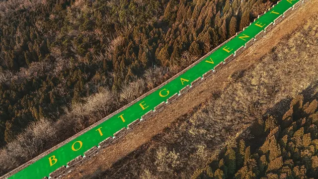 Sambut Tahun Baru Imlek, Bottega Veneta Pasang Instalasi Digital Raksasa di Tembok Besar Tiongkok