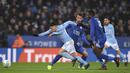 Pemain Manchester City, Brahim Diaz (kiri) berusaha melewati adangan para pemain Leicester City pada laga Piala Liga Inggris di King Power Stadium, Leicester, (19/12/2017). Manchester City menang lewati penalti  4-3. (AFP/Paul Ellis)