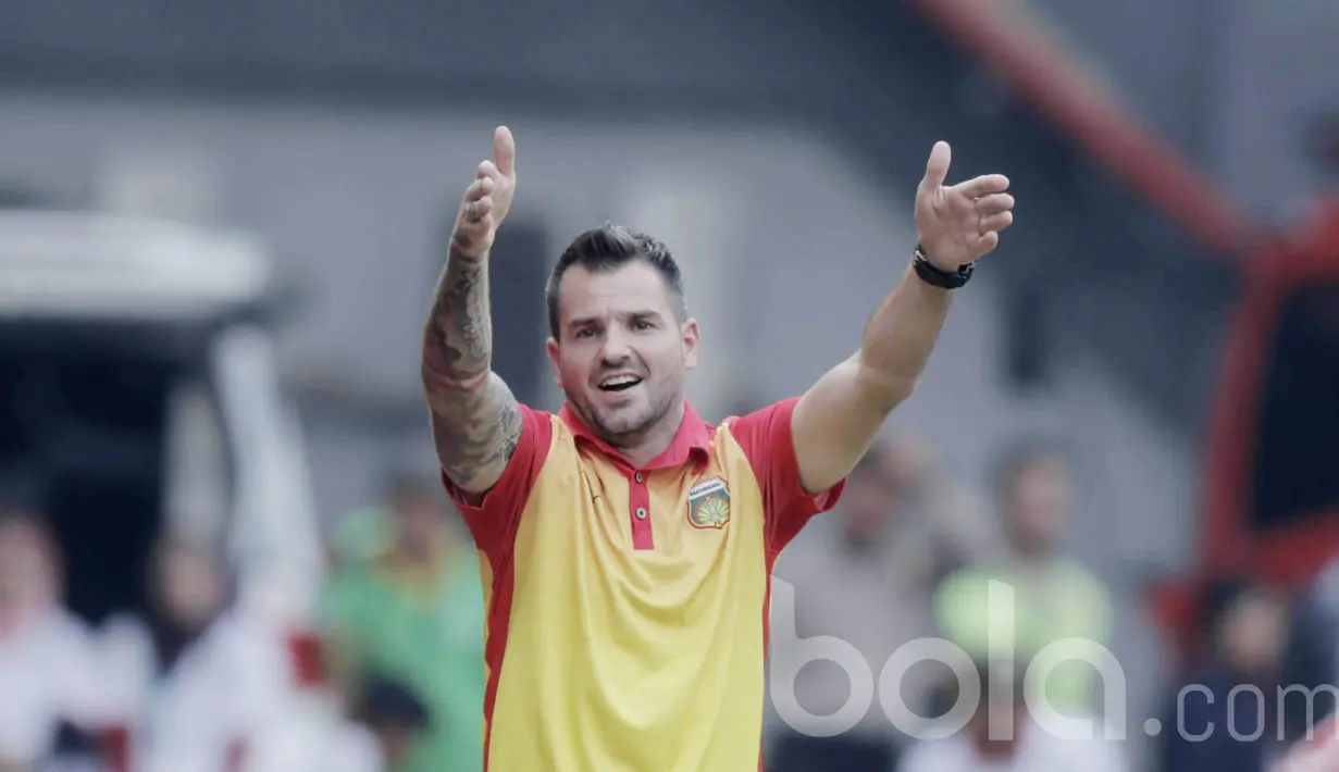 Ekspresi pelatih Bhayangkara FC, Simon McMenemy, saat memberikan arahan kepada anak asuhnya pada laga melawan Semen Padang di Stadion Patriot, Bekasi, Sabtu (20/05/2017). Bhayangkara FC menang 1-0. (Bola.com/M Iqbal Ichsan)