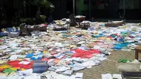 Peralatan sekolah hanyut akibat banjir bandang di Banten (Liputan6.com / Yandhie Deslatama)