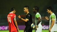 Wasit Iwan Sukoco saat memimpin pertandingan Persija Jakarta melawan PBR, 19 November. Iwan menjadi wasit paling boros karena sudah mengeluarkan lima kartu merah di Piala Jenderal Sudirman. (Bola.com/Kevin Setiawan) 