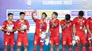 Pemain Timnas Indonesia U-22, Ananda Raehan (tengah kiri) bersama Fajar Fathur Rahman (tengah kanan) tengah mengabadikan momen menggunakan gawai saat penyerahan medali SEA Games 2023 di Olympic Stadium, Phnom Penh, Kamboja, Selasa (16/05/2023). (Bola.com/Abdul Aziz)