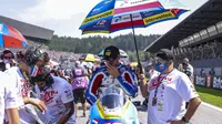 Tampak kru tim Pertamina Mandalika SAG Team menggunakan atribut Dirgahayu Indonesia ke-76 pada balapan Moto2 Austria hari Minggu. (Pertamina Mandalika SAG Team)