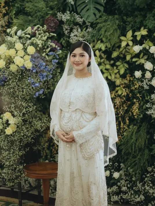 <p>Erina Gudono tampak anggun dengan gamis yang dilapis bahan brokat. Penampilannya dipercantik dengan veil di kepalanya.</p>