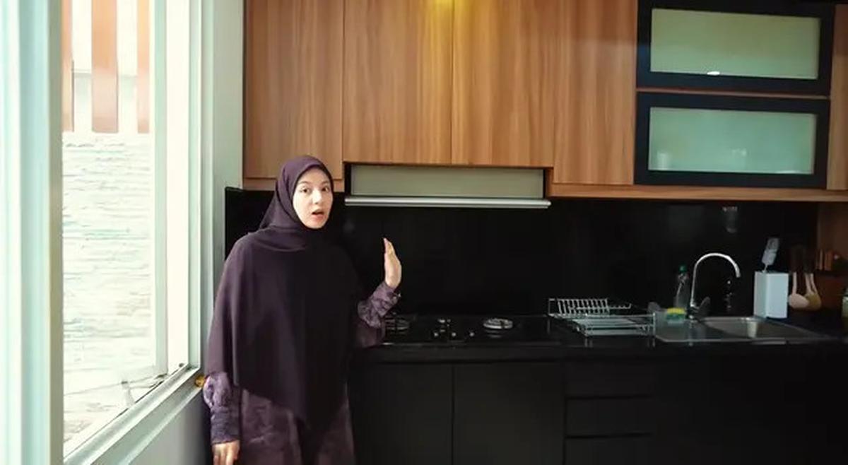 Potret Dapur Rumah Baru Natasha Rizky, Kombinasi Warnanya Beri Kesan Elegan