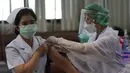 Seorang tenaga kesehatan menerima suntikan booster vaksin virus corona COVID-19 Pfizer-BioNTech di Rumah Sakit Bangkok Metropolitan Administration General, Bangkok, Thailand, Selasa (10/8/2021). Total kasus COVID-19 di Thailand mencapai 736.522 kasus sejak awal pandemi. (AP Photo/Sakchai Lalit)