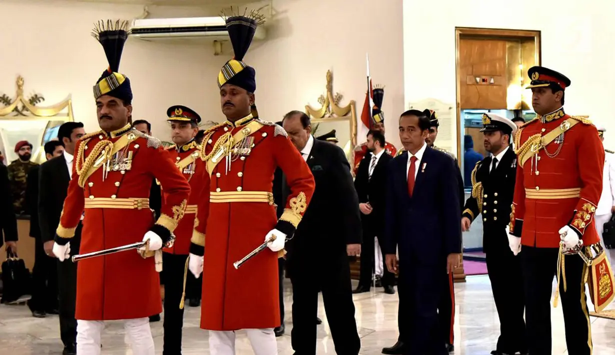 Presiden Joko Widodo disambut Presiden Pakistan Mamnoon Hussain di Istana Kepresidenan Aiwan-e-Sadr, Islamabad, (26/1). Nilai perdagangan Indonesia dan Pakistan mengalami peningkatan yang sangat signifikan. (Liputan6.com/Pool/Rusman Biro Pers Setpres)