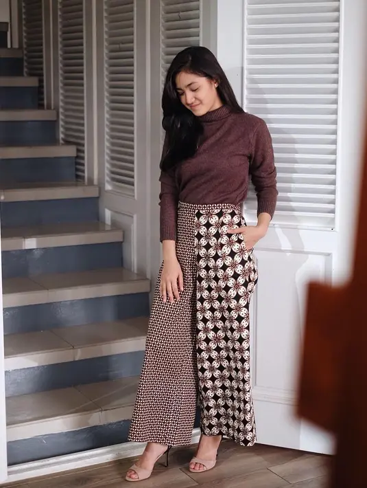 Tidak dengan denimnya, namun kali ini Syifa memakai celana kulot bermotif batik yang dipadukan dengan atasan berwarna cokelat. (Instagram/cutsyifaa)