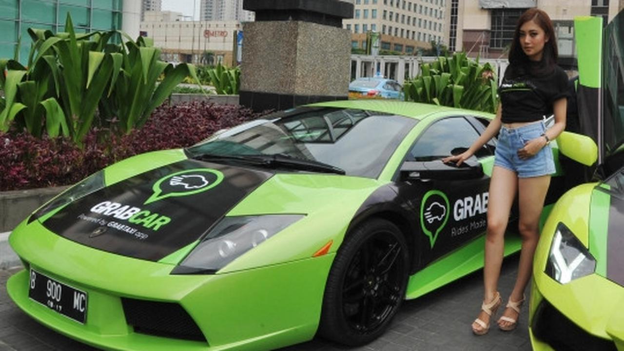 Pose-pose model seksi hiasi peluncuran GrabCar Lamborghini