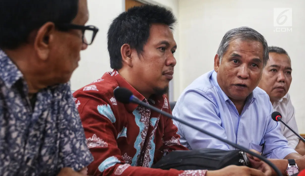 Mantan Komandan Tim Mawar Mayjen Purnawirawan Chairawan (dua kanan) ditemani tim kuasa hukumnya memberi keterangan pers di Jakarta, Selasa (11/6/2019). Dewan Pers mengatakan akan segera memeriksa produk jurnalistik yang diadukan Chairawan. (Liputan6.com/JohanTallo)