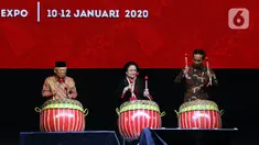 Presiden Joko Widodo (kanan) bersama Wakil Presiden Ma'ruf Amin (kiri) dan Ketua Umum PDI Perjuangan Megawati Soekarnoputri (tengah) saat membuka Rakernas I dan HUT ke-47 PDIP di JIEXPO Kemayoran, Jakarta, Jumat (10/1/2020). (Liputan6.com/Johan Tallo)