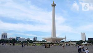 Akses transportasi yang mudah dan murah menjadikan kawasan wisata Monumen Nasional (Monas) menjadi pilihan warga bersama keluarga untuk berwisata. (Liputan6.com/Herman Zakharia)