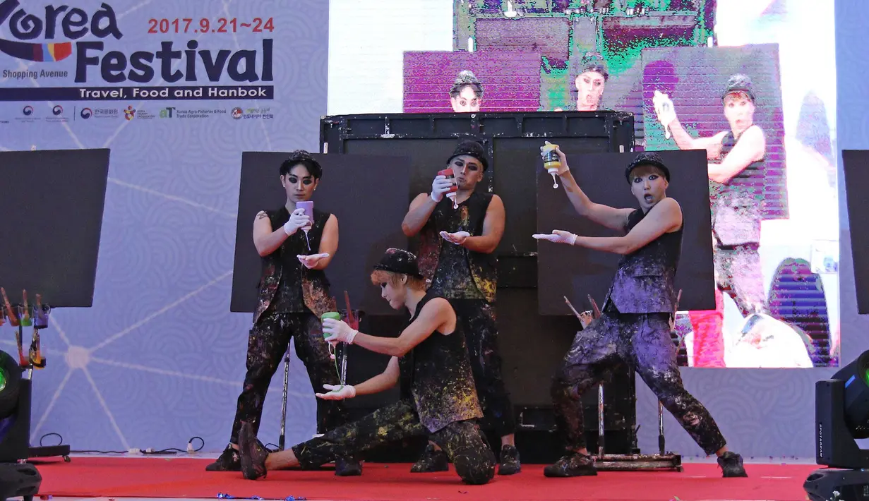 Penampilan Non-Verbal The Painters HERO pada festival budaya dan pariwisata Korea Festival Travel, Food and Hanbok di Jakarta, Kamis (21/9). Festival ini digelar dari 21-24 September 2017 mendatang. (Liputan6.com/Herman Zakharia)