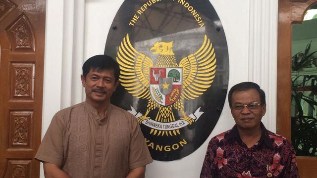 Pelatih Timnas Indonesia U-19, Indra Sjafri bersama perwakilan KBRI di Yangon, Budimansyah