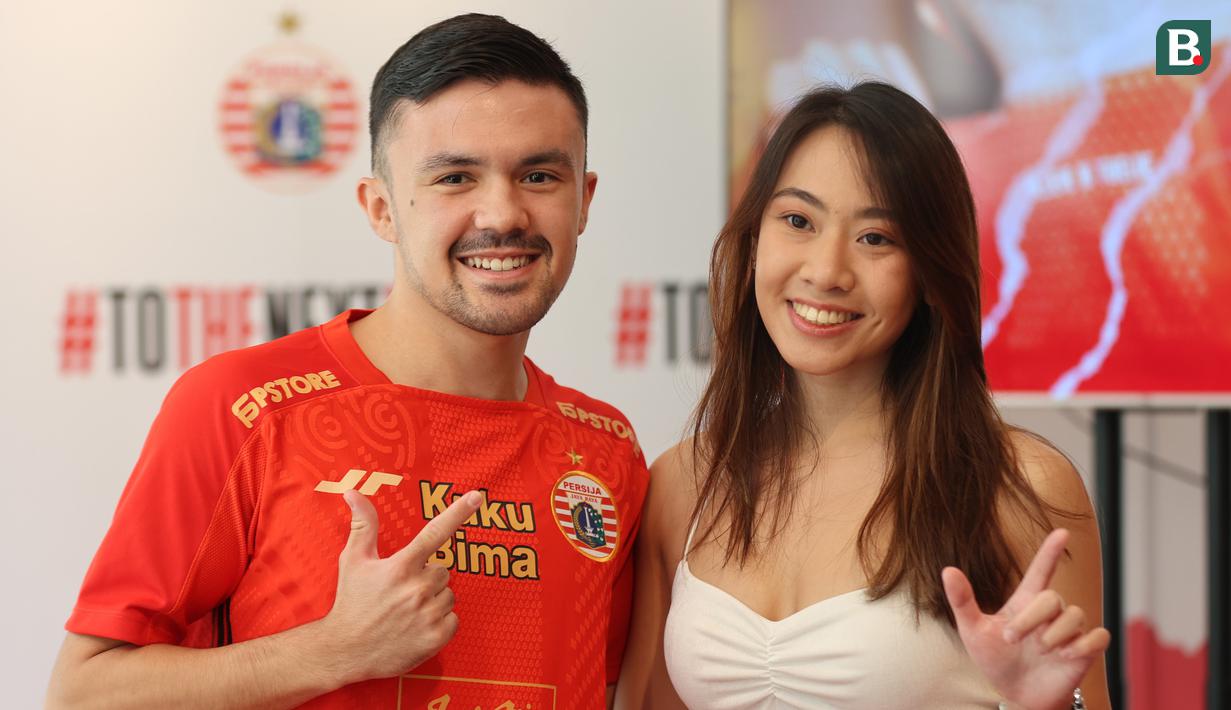 <p>Oliver Bias, pemain asing baru Persija Jakarta asal Filipina didampingi sang kekasih, Kaye Lavin berfoto dengan jersey Persija Jakarta dalam acara perkenalan di Persija Store, Kuningan, Jakarta Selatan, Kamis (27/7/2023). (Bola.com/Abdul Aziz)</p>