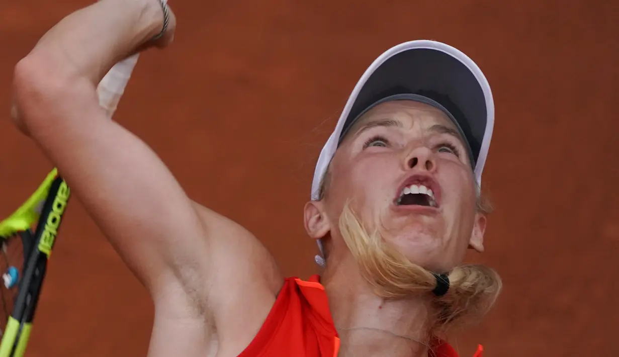 Ekspresi petenis Denmark, Caroline Wozniacki saat akan memukul bola, melawan  Catherine Bellis dalam pertandingan French Open 2017 di Roland Garros, Paris (2/6). (AFP Photo/Gabriel Bouys)