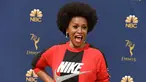 Aktris Jenifer Lewis menghadiri karpet merah ajang penghargaan insan pertelevisian dunia Emmy Awards 2018 di Teater Microsoft, Los Angeles, Senin (17/9). Jenifer tampil agak nyeleneh memakai sweater dari brand Nike. (Jordan Strauss/Invision/AP)