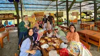 Para jurnalis Sumsel berswafoto seusai belanja berbagai jajanan tradisional di perahu apung di Danau Situ Umar di Floating Market Bandung Barat Jabar (Liputan6.com / Nefri Inge)