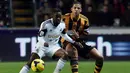 Gelandang Swansea City Nathan Dyer (kiri) duel dengan bek Hull City Curtis Davies (kanan) pada pertandingan sepak bola Liga Inggris antara Swansea City vs Hull City di Stadion Liberty, Swansea (10/12/13). (AFP/Geoff Caddick)