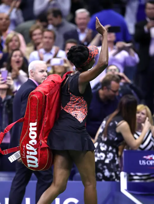 Petenis unggulan asal AS, Venus Williams meninggalkan lapangan usai kalah dari petenis muda, Sloane Stephens pada semifinal AS Terbuka 2017 di New York, Kamis (7/9). Venus kalah setelah bertarung selama 2 jam 7 menit. (Matthew Stockman/Getty Images/AFP)