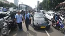 Sebuah taksi terkena aksi sweeping rekannya di tol dalam kota, Mampang, Jakarta, Selasa (22/3). Sweeping tersebut dilakukan terhadap sesama sopir taksi yang masih mengangkut penumpang pada aksi mogok bersama. (Liputan6.com/Immanuel Antonius)
