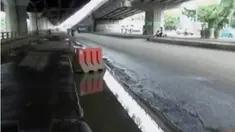 Para pengendara motor terjatuh akibat Jl RE Martadinata yang tidak rata, hingga Gang Dolly yang kini berubah menjadi tempat usaha sepatu.
