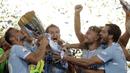 Para pemain Lazio mengangkat trofi Supercoppa Italiana 2017 usai berhasil mengalahkan Juventus di Stadion Olimpico, Minggu, (13/8/2017). Lazio menang 3-2 atas Juventus. (AP/Gregorio Borgia)