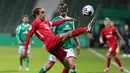 Striker RB Leipzig, Yussuf Poulsen (depan) mengontrol bola di depan bek Werder Bremen, Milos Veljkovic dalam laga semifinal DFB Pokal di Weserstadion, Bremen, Jumat (30/4/2021). RB Leipzig menang 2-1 atas Werder Bremen melalui babak perpanjangan waktu. (AFP/Cathrin Mueller/Pool)