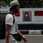 Warga melintasi mural sosialisasi bahaya COVID-19 di Jalan Sultan Iskandar Muda, Jakarta, Rabu (23/9/2020). PSBB pengetatan sepekan terakhir ini belum efektif menurunkan angka jumlah harian Covid-19 di DKI yang tercatat bertambah 1.122 kasus di ibu kota pada Selasa (22/9). (Liputan6.com/Johan Tallo)