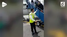 Penumpang Sriwijaya Air terpaksa turun dari dalam pesawat karena terganggu dengan bau durian yang sangat menyengat.