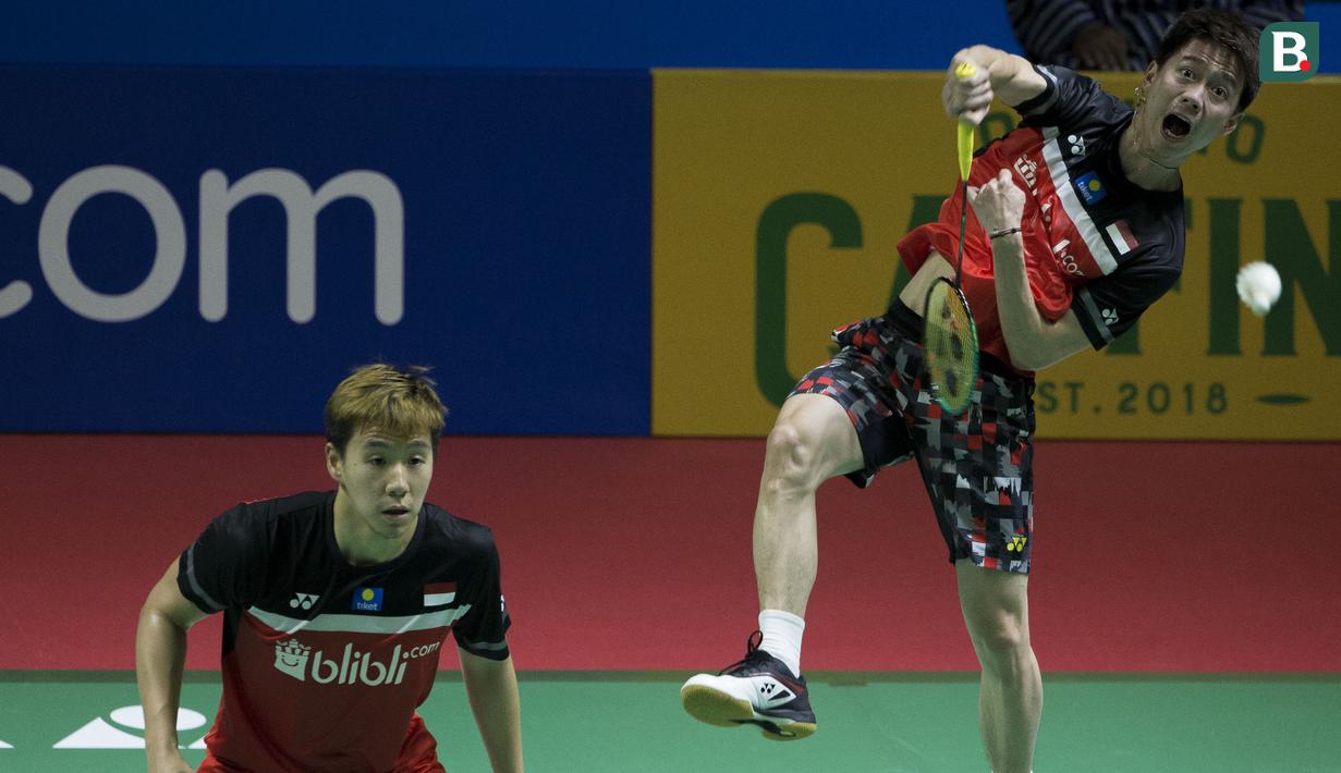Aksi pasangan ganda putera Indonesia, Kevin Sanjaya / Marcus Fernaldi Gideon pada semifinal Indonesia Open 2019 di Istora Senayan, Jakarta, Sabtu (19/7/2019).

(Bola.com/Peksi Cahyo)