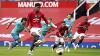 Pemain Manchester United Marcus Rashford mencetak gol lewat tendangan penalti saat menghadapi Bournemouth pada pertandingan Premier League di Stadion Old Trafford, Manchester, Inggris, Sabtu (4/7/2020). Manchester United menang 5-2 atas Bournemouth. (Dave Thompson/Pool via AP)
