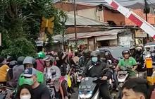 Bikin Deg-degan, Begini Aksi Petugas Bantu Mobil  Terjebak Akibat Terobos Palang KA